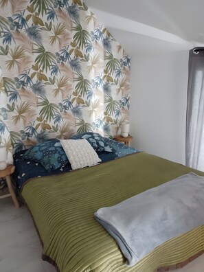 Room - Holiday Home 'Super Gîte' with Private Terrace, Private Garden and Wi-Fi (Vineuil)