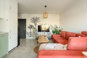 Luxe appartement, balkon, uitzicht op binnenplaats | Woonkamer | Een flatscreentelevisie