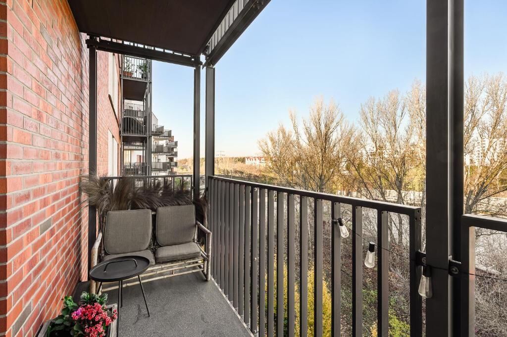 Luxe appartement, balkon, uitzicht op binnenplaats | Balkon
