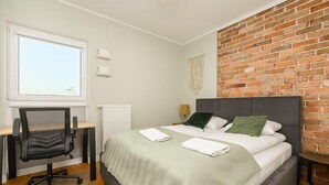 Ein Schlafzimmer mit einem Bett, einem Schreibtisch und einem Stuhl.