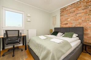 Luxe appartement, balkon, uitzicht op binnenplaats | Een strijkplank/strijkijzer, gratis wifi, beddengoed