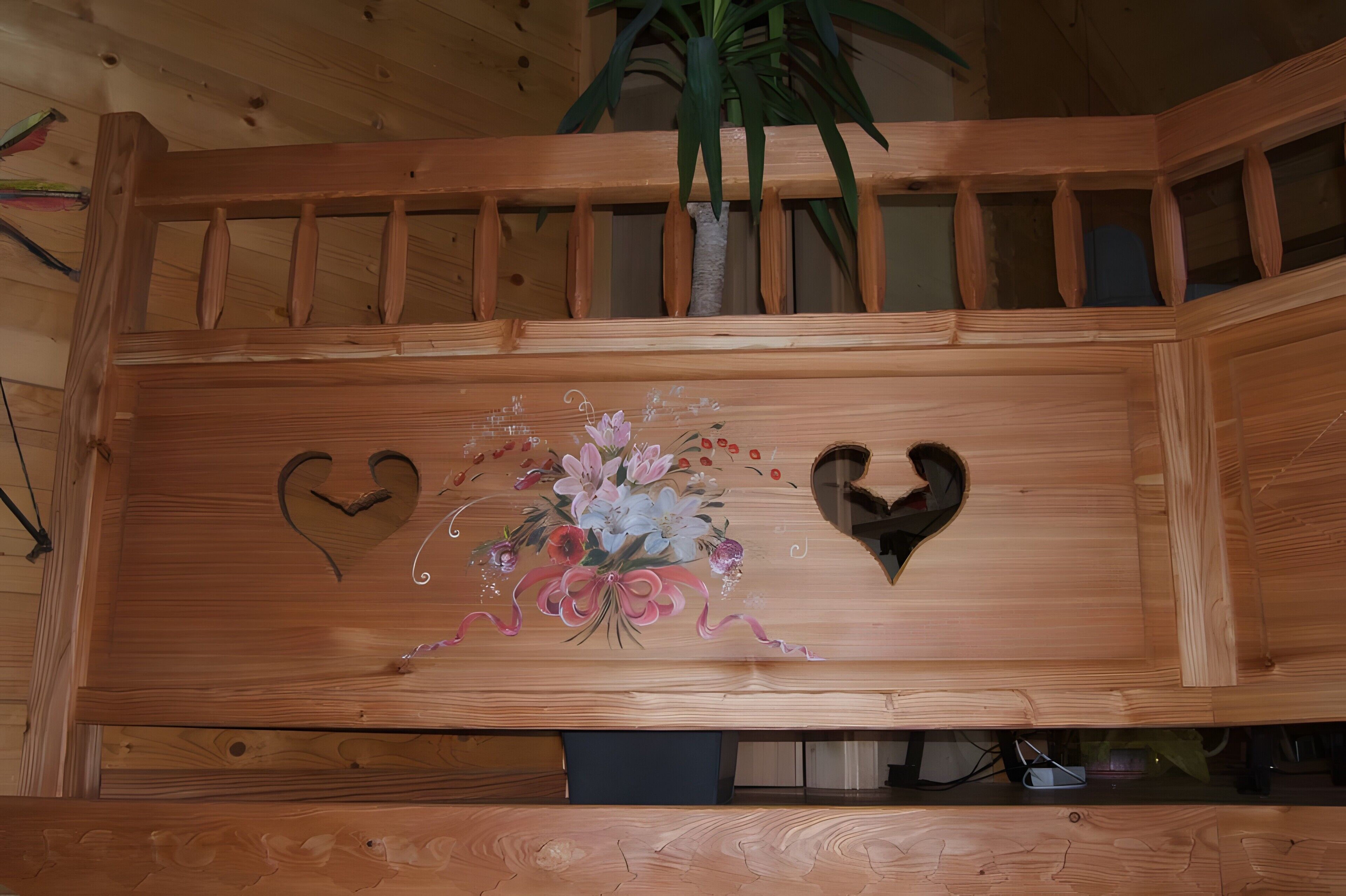 Un banco de madera con recortes en forma de corazón y diseños florales.