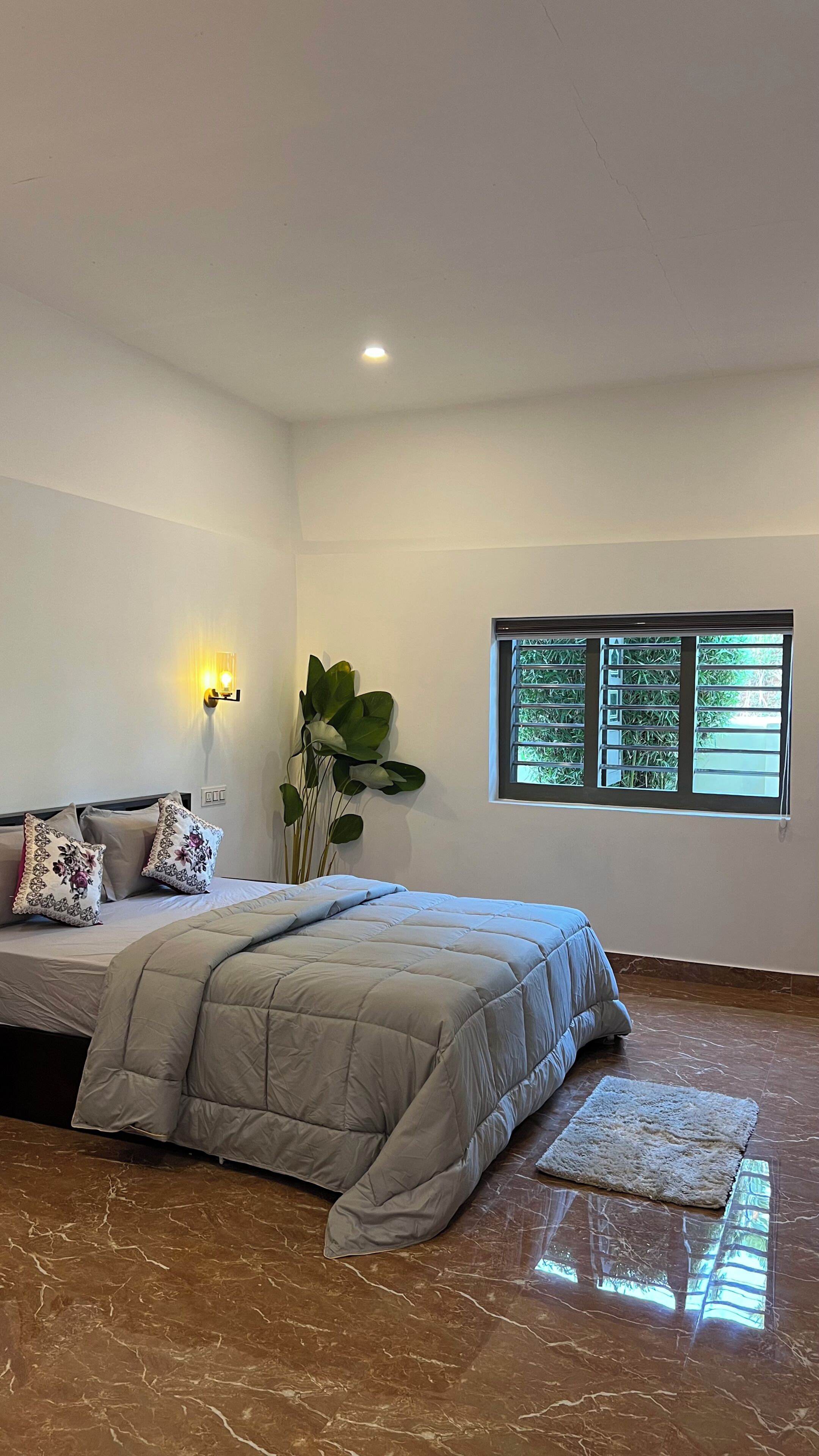 Tabla de planchar con plancha, wifi y ropa de cama 