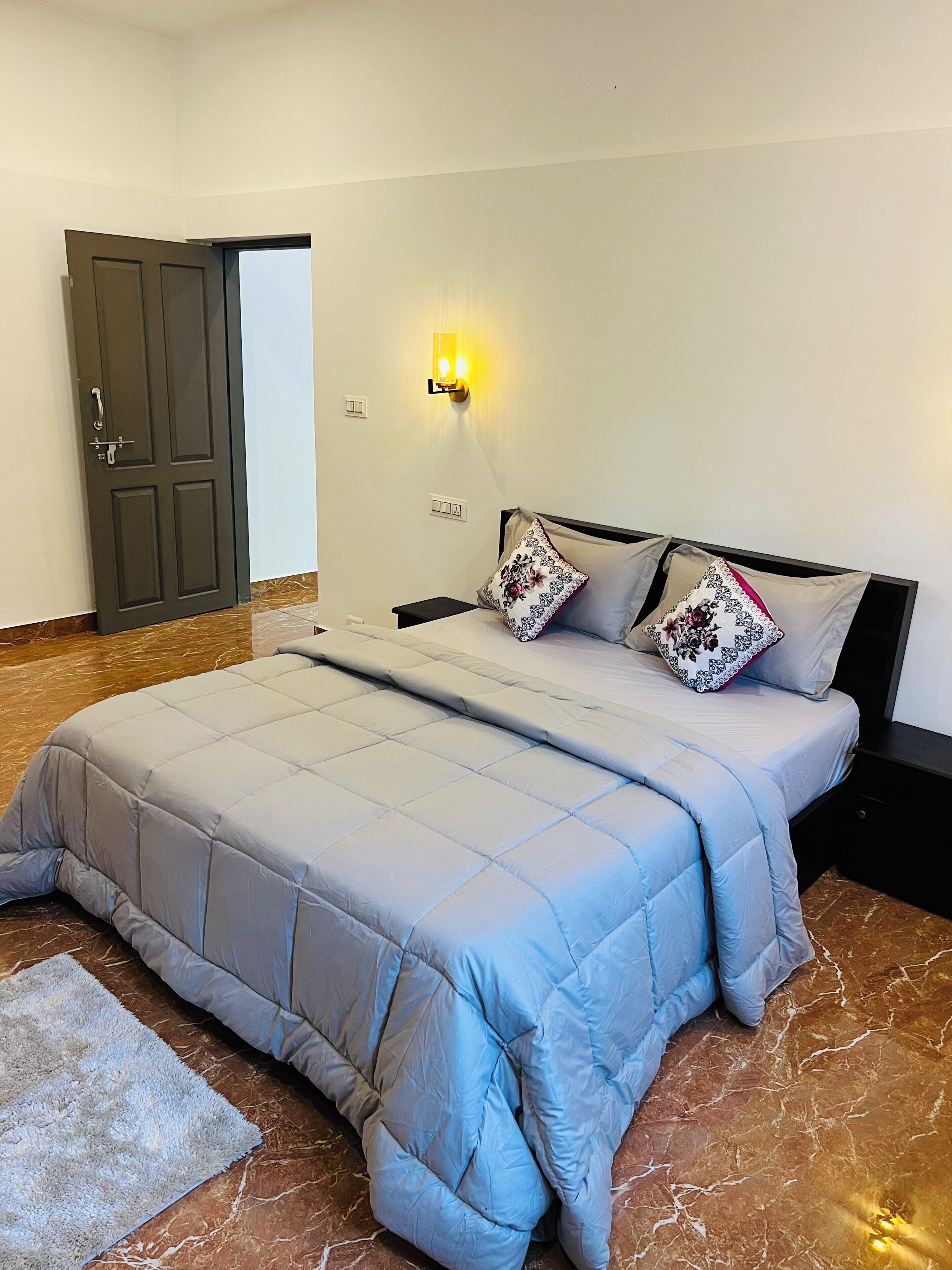 Tabla de planchar con plancha, wifi y ropa de cama 