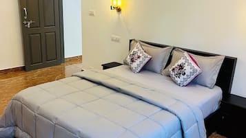 Tabla de planchar con plancha, wifi y ropa de cama
