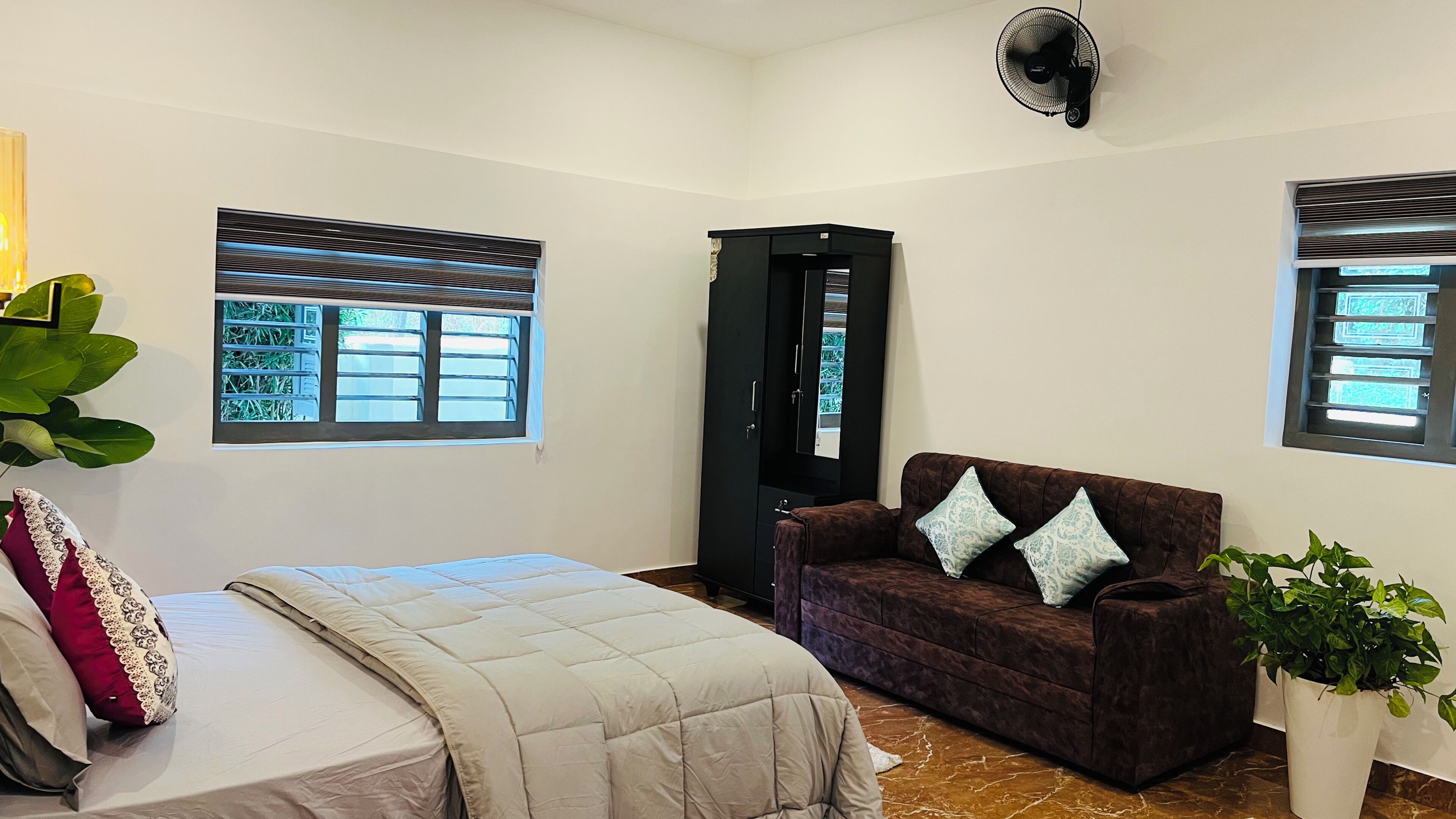 Tabla de planchar con plancha, wifi y ropa de cama 