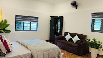 Tabla de planchar con plancha, wifi y ropa de cama
