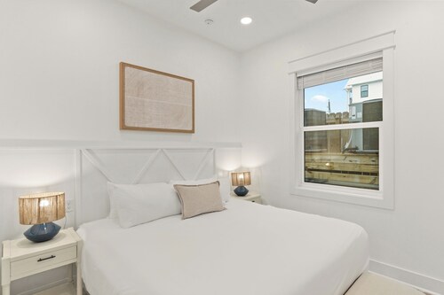 Sleeps 44  + Pool + Spa | Theater + Game Room | Walk to Beach | Emerald Retreat