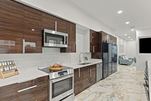 Eine moderne Küche mit Mikrowelle, Backofen und Spüle.