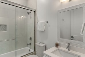 Bathroom - Sleeps 44  + Pool + Spa | Theater + Game Room | Walk to Beach | Emerald Retreat (Destin)