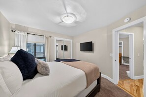 Room - Beamed Ceilings + Pool + Balcony | Lake Tahoe + Diamond Peak | Juanita 2 (Incline Village)