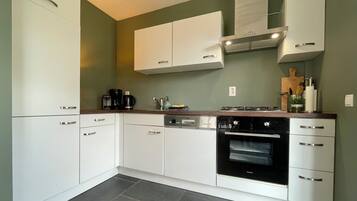 Een koelkast, een magnetron, een oven, een kookplaat
