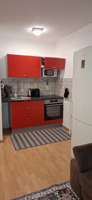 Kühlschrank, Mikrowelle, Ofen, Herdplatte