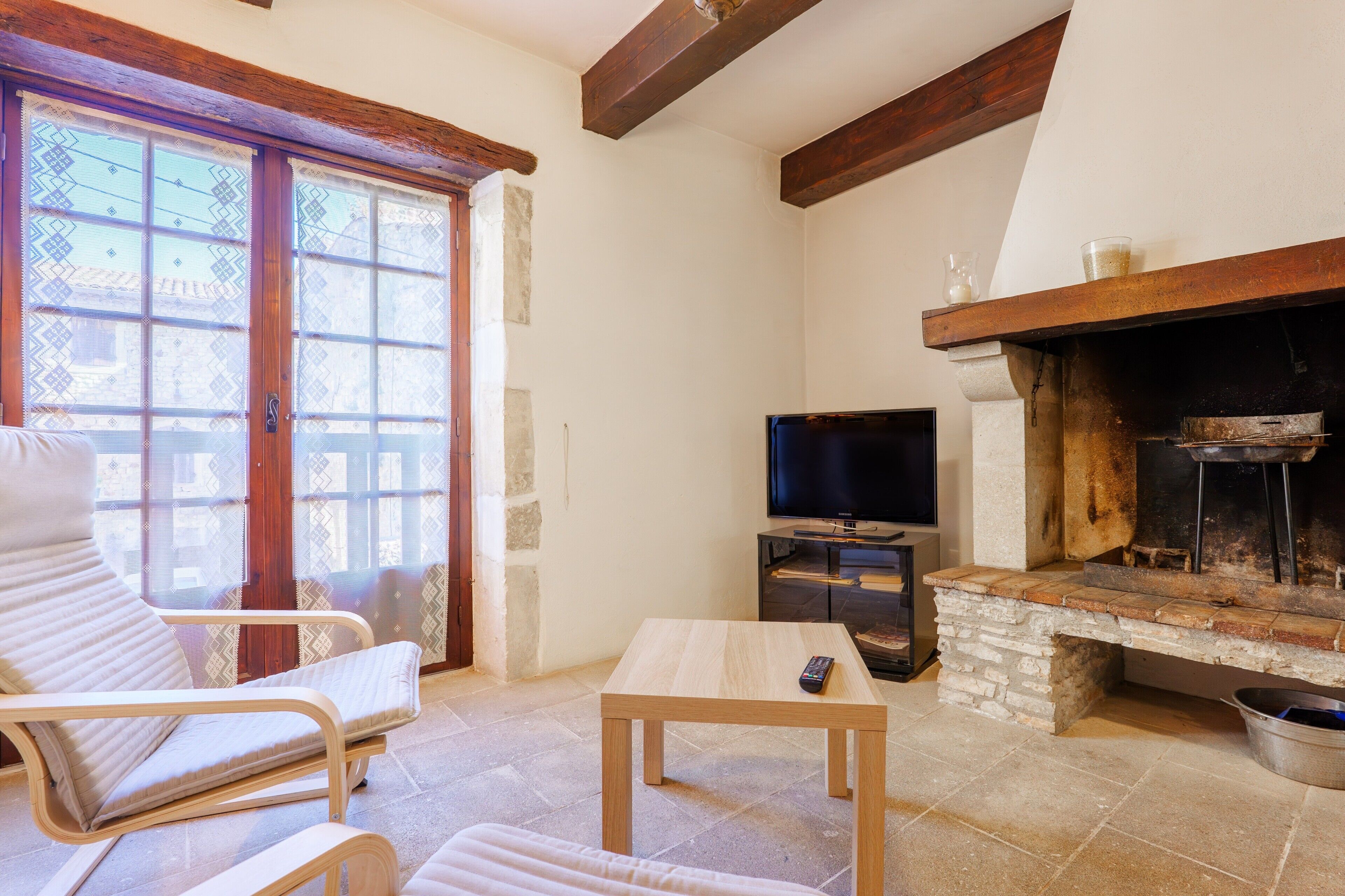 TV, fireplace