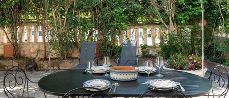 Apartment | Outdoor dining