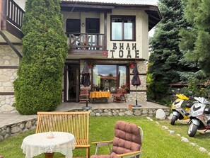 Outdoor dining - Fantastic 2-Bedroom House in Bansko Sauna, River & Mountain Views (Bansko)