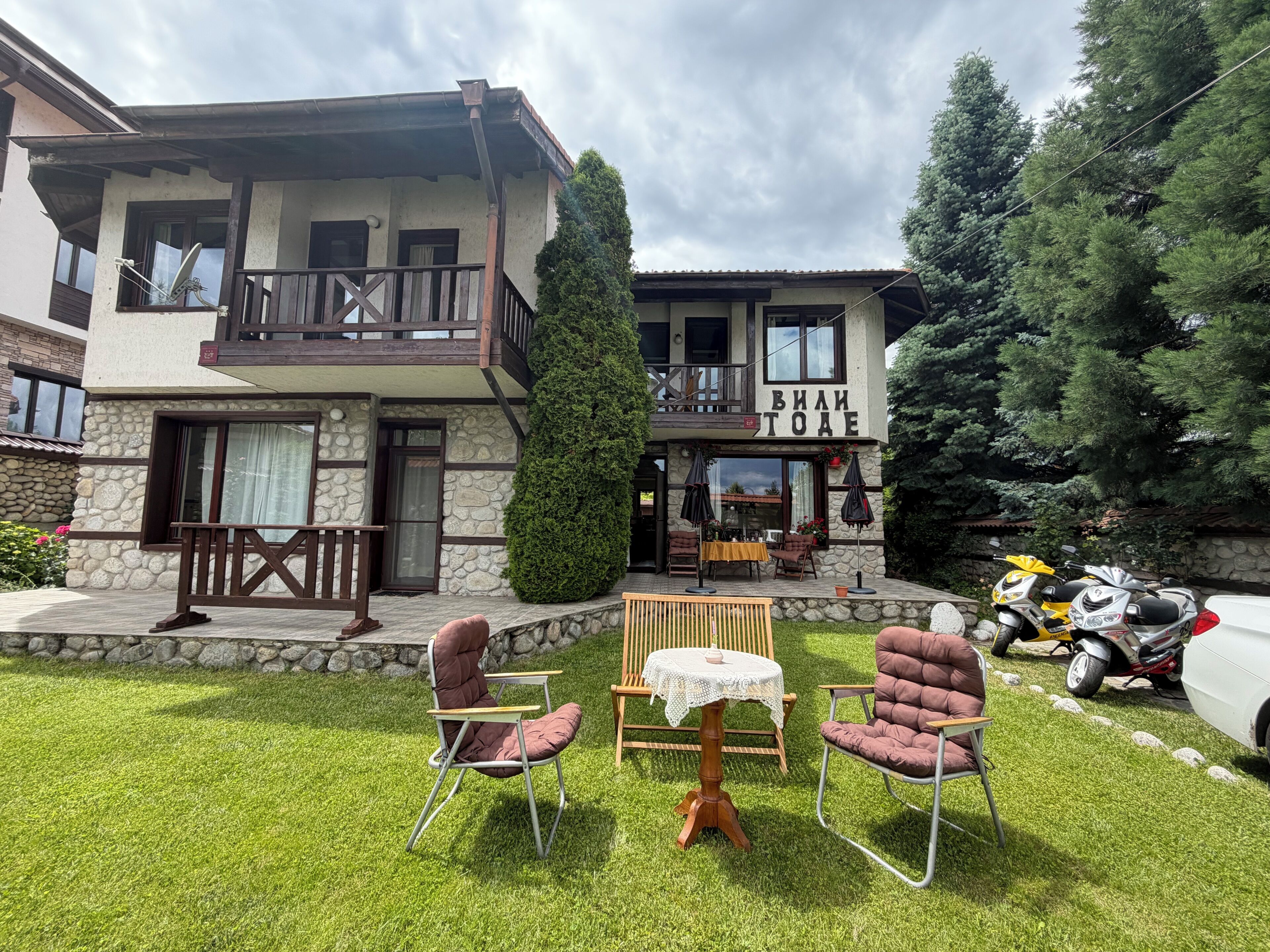 Un bâtiment à deux étages doté d’un balcon, d’une terrasse et d’une enseigne sur laquelle on peut lire « ВИН ТОЕ ».