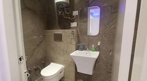 Standard Room | Bathroom - Hotel Luxury inn (Delhi)