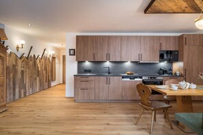 Wasserkocher mit Kaffee-/Teezubehör, Kühlschrank, Mikrowelle, Ofen