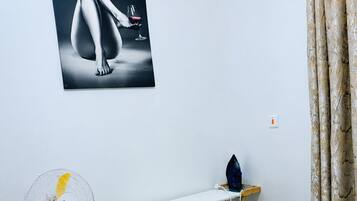1 slaapkamer, een strijkplank/strijkijzer, wifi, beddengoed