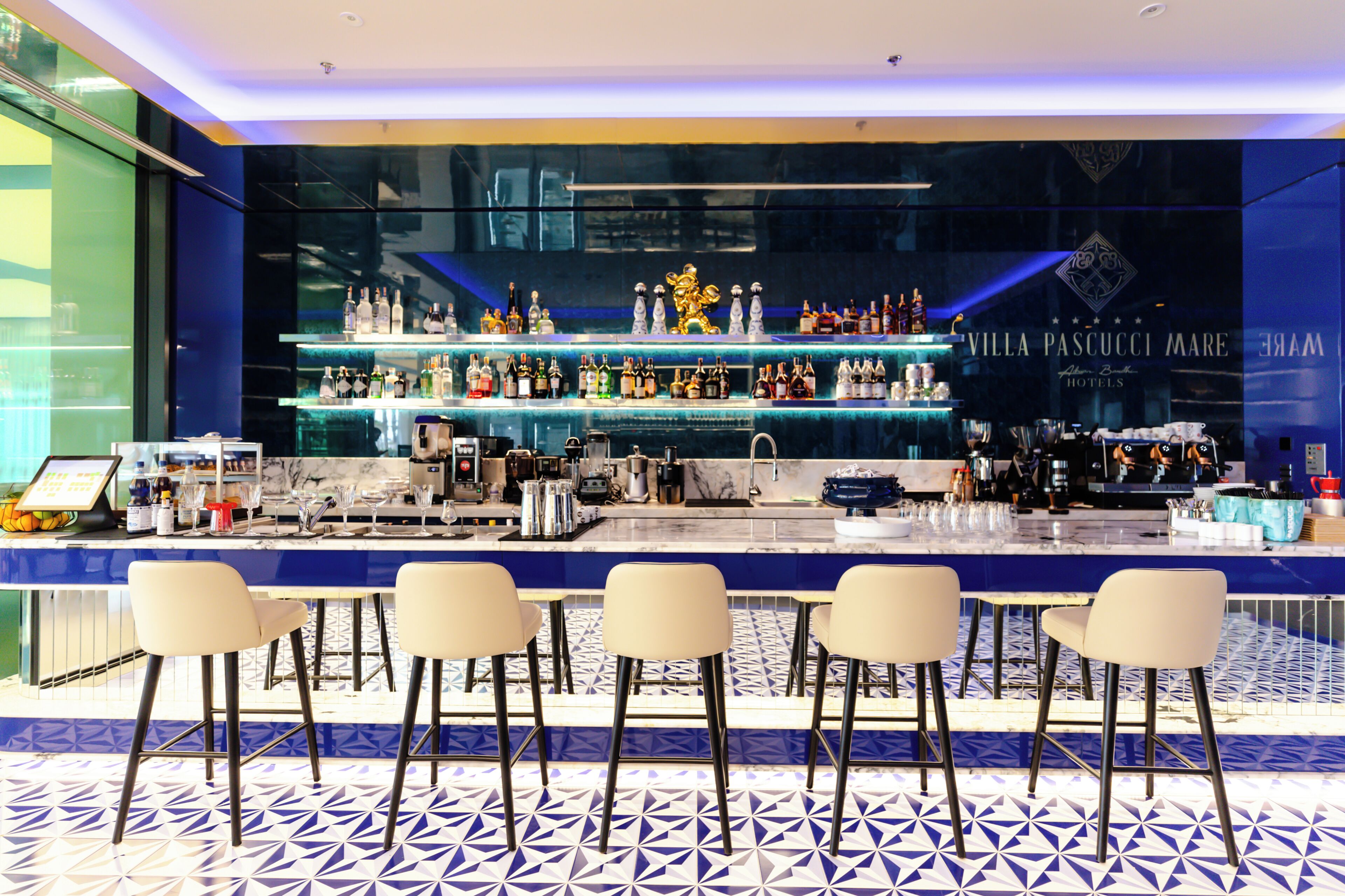 2 bars/lounges, poolside bar