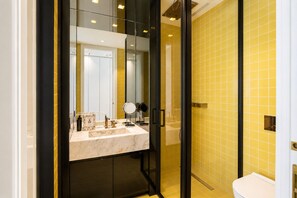 Superior-Doppelzimmer, Balkon, Meerblick | Badezimmer | Dusche, kostenlose Toilettenartikel, Haartrockner, Hausschuhe