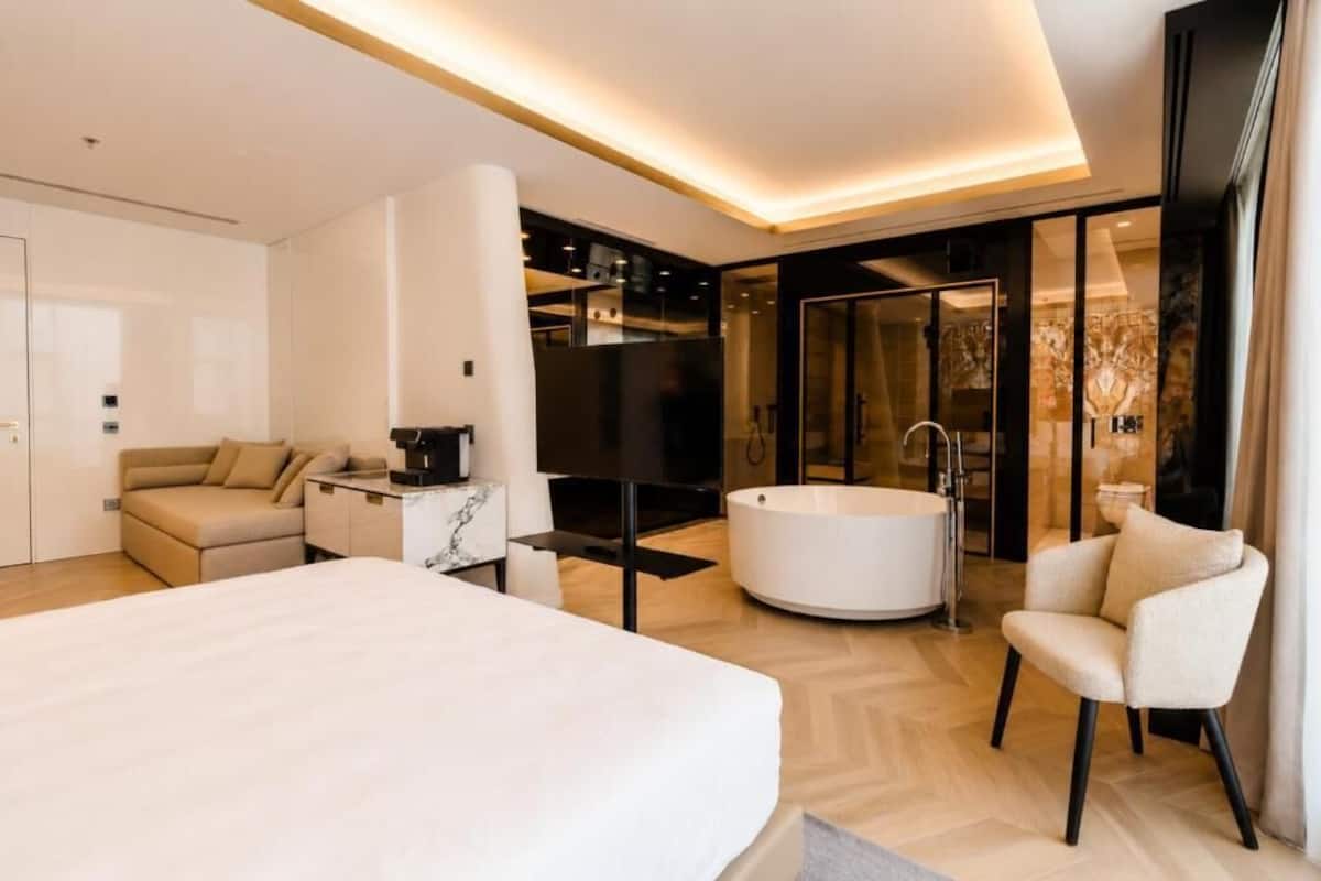 Luxury Double Room, City View | In-room safe, desk, blackout drapes, WiFi (free)