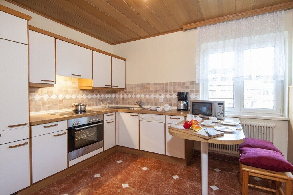 Wasserkocher mit Kaffee-/Teezubehör, Kühlschrank, Mikrowelle, Ofen