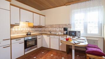 Wasserkocher mit Kaffee-/Teezubehör, Kühlschrank, Mikrowelle, Ofen