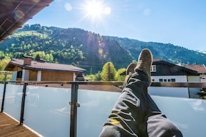 A balcony with a view of a mountain and houses. - in the holiday home Antonia (Dorfgastein)