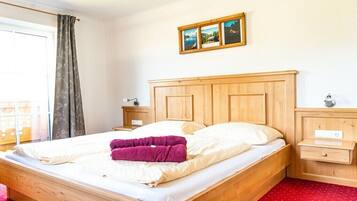 Travel crib, free WiFi, bed sheets