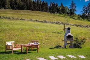 Outdoor dining - Farm in Forstau with swimming pool (Forstau)