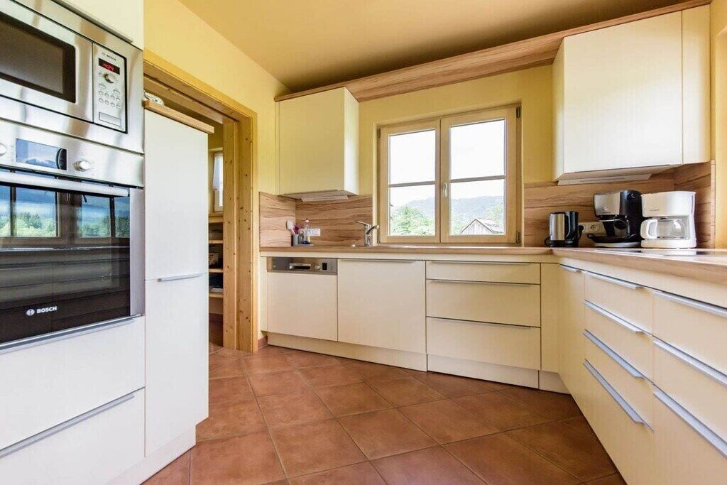 Wasserkocher mit Kaffee-/Teezubehör, Kühlschrank, Mikrowelle, Ofen