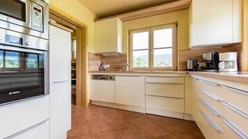 Wasserkocher mit Kaffee-/Teezubehör, Kühlschrank, Mikrowelle, Ofen
