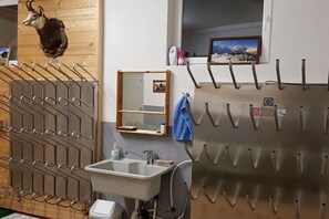 Ein Badezimmer mit Waschbecken, Spiegel und Handtuchhalter.