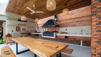 Casa, vistas a la ciudad | Restaurante al aire libre