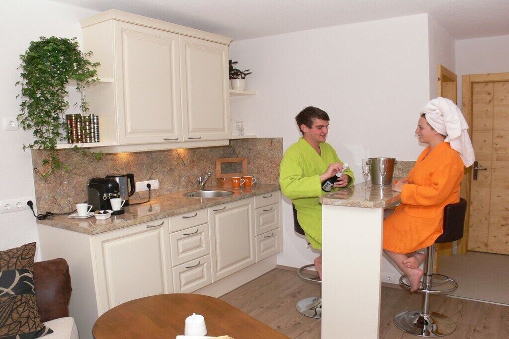 Wasserkocher mit Kaffee-/Teezubehör, Kühlschrank, Mikrowelle, Ofen