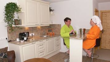 Wasserkocher mit Kaffee-/Teezubehör, Kühlschrank, Mikrowelle, Ofen