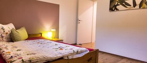 WiFi (free), bed sheets