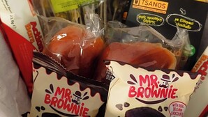 En pakke med Mountain Tea Bunch, Tzai Boynoy Matezaki, Tsanos og Mr. Brownie snacks.