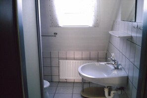 Bathroom - Holiday apartment with 2 bedrooms (Utersum)