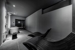 Ein modernes Badezimmer mit einer Badewanne, einer Dusche und einem WC.