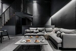 Apartment | Wohnbereich | 65-Zoll-Flachbildfernseher mit Digitalempfang