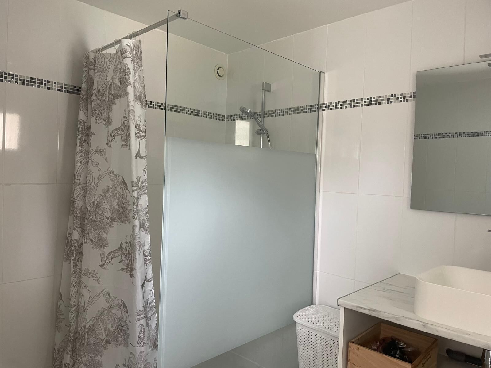 Dusche, Haartrockner, Handtücher, Toilettenpapier
