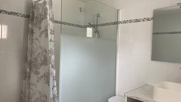 Dusche, Haartrockner, Handtücher, Toilettenpapier