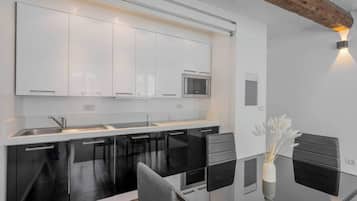 Coffee/tea maker, fridge, microwave, stovetop