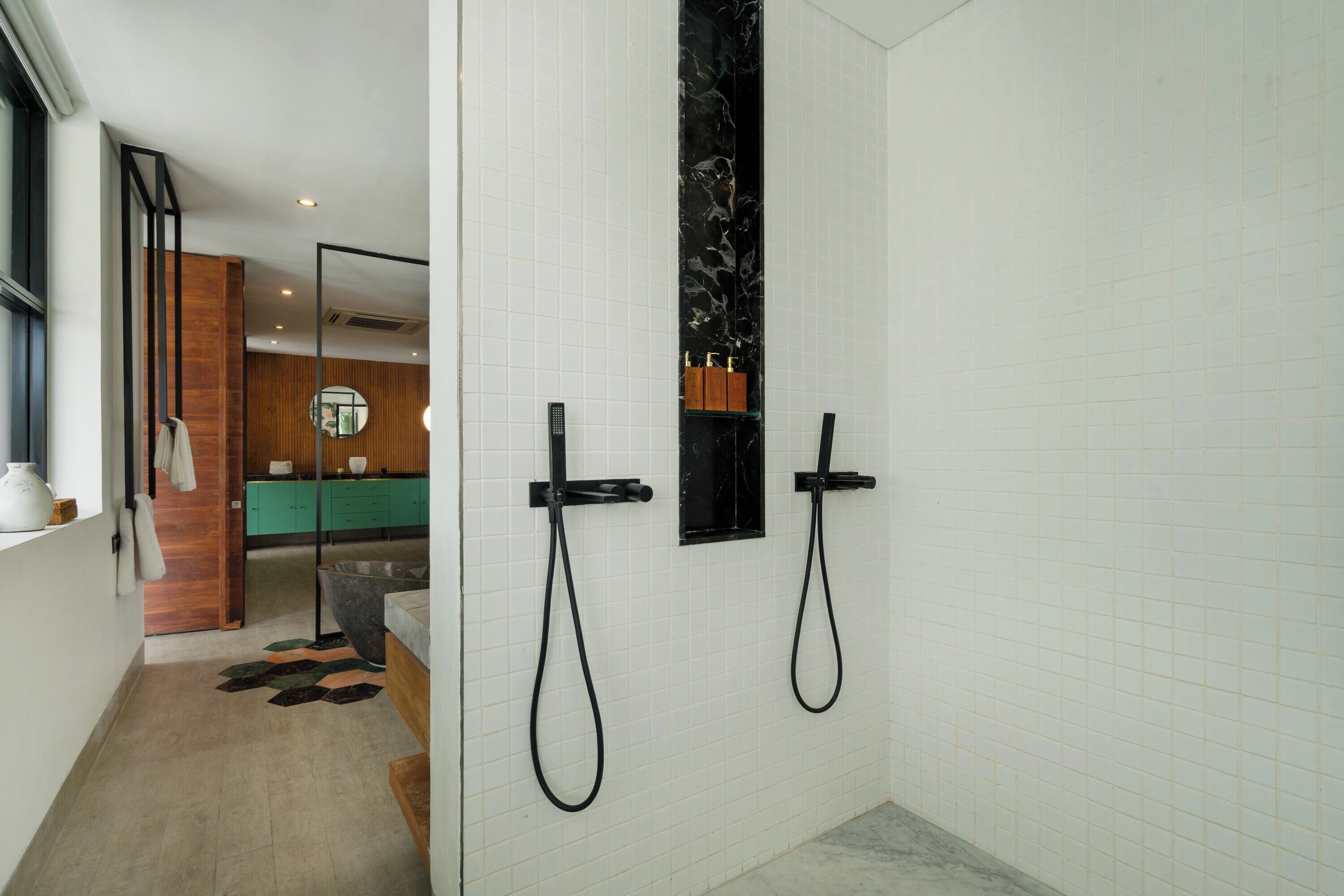 Villa de lujo | Baño | Bañera y ducha independientes y artículos de higiene personal gratuitos