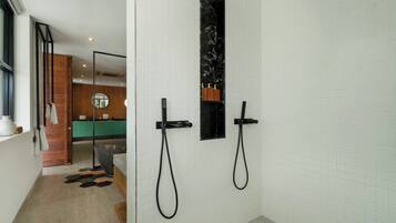 Villa de lujo | Baño | Bañera y ducha independientes y artículos de higiene personal gratuitos