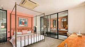 Una camera da letto moderna con un letto a baldacchino, un grande specchio e un tavolo da pranzo in legno.