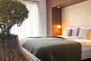 A hotel room with a bed, a bedside lamp, and a window with curtains. - Modern holiday home with sauna (St. Lambrecht)